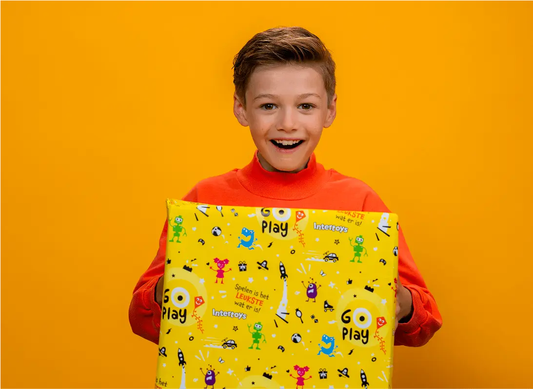 Jongen met ingepakt Intertoys cadeau