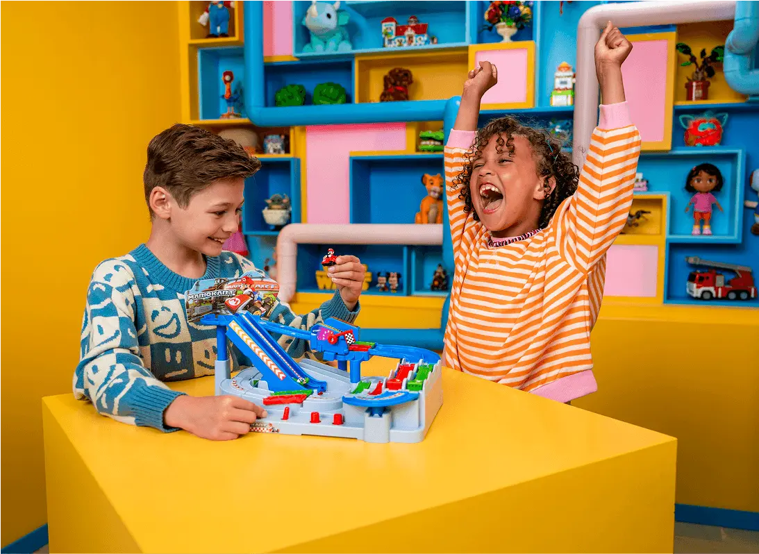 Twee Toy Testers testen speelgoed