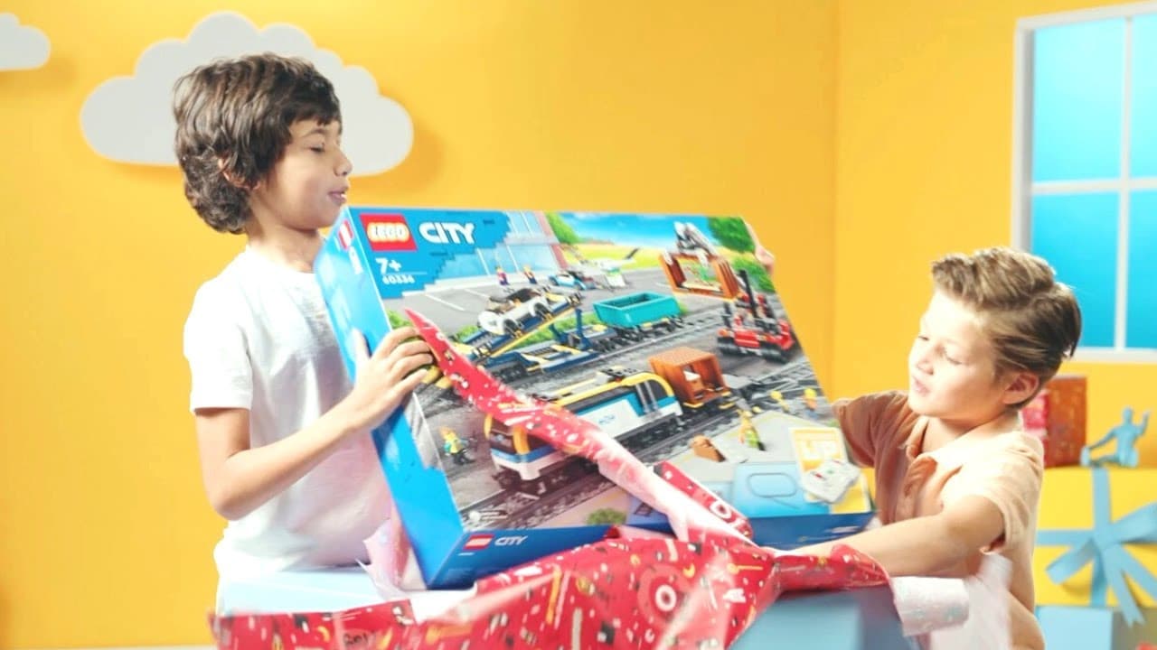 Toy Testers spelen met LEGO CITY GOEDERENTREIN