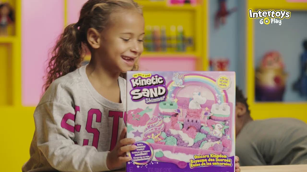 Toy Testers spelen met Kinetic Sand Shimmer Unicorn Kingdom Speelset