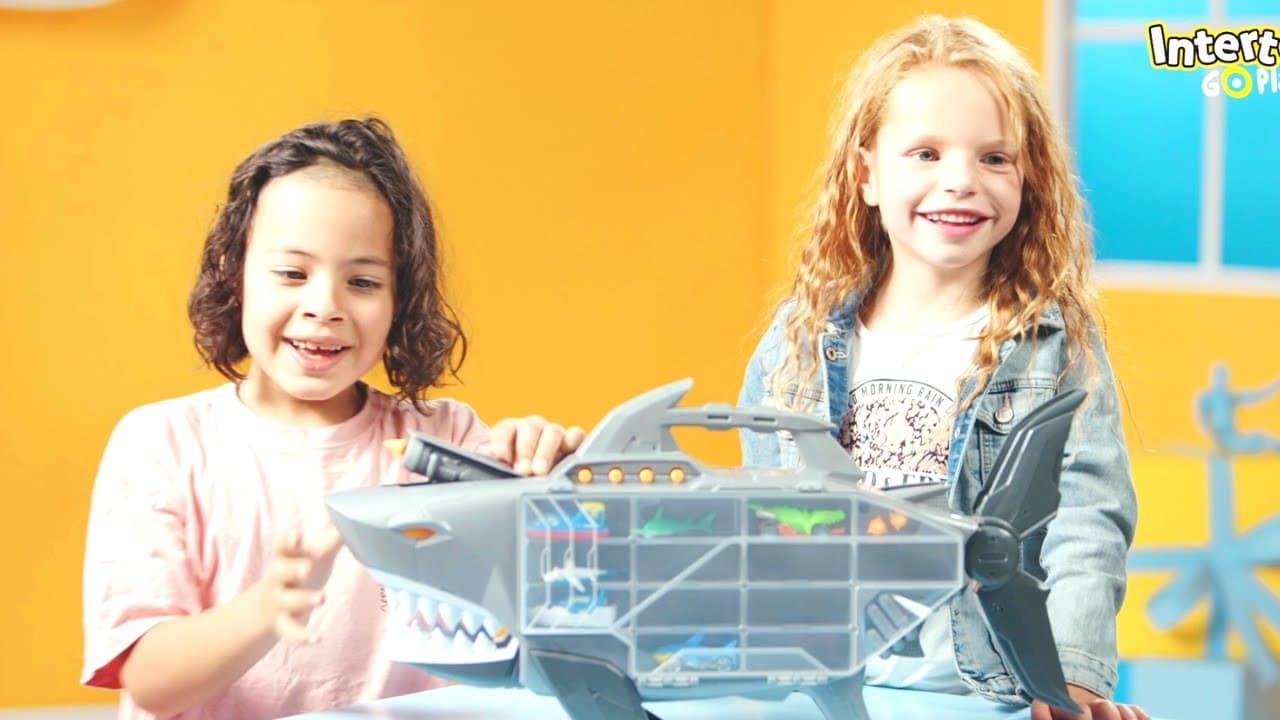 Toy Testers spelen met TEAMSTERZ SHARK TRANSPORTER